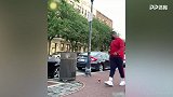 小哥花式扔易拉罐 一波灵性脚法疯狂秀