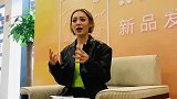 宁静大波浪卷发配复古妆容 遭工作人员吐槽“女装男相”