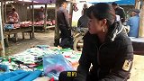 中越边境农村赶集市场，越南苗族姑娘自己去中国买货拉来越南。