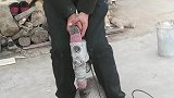男子网购劈柴神器，使用时不断吐槽