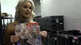 WWE-17年-玛丽丝展示米兹夫妇公仔玩偶-专题