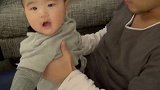 爸爸假装哭泣骗宝宝，小娃信以为真，眼泪瞬间流出来，我可是真哭
