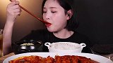 韩国妹子吃鸡蛋猪肉泡菜，香辣可口，感觉味道美滋滋