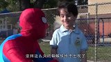 现实版的蜘蛛侠居然和小孩子玩了起来还一起打了坏人