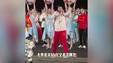 体育圈顶流全运会闭幕式献唱，马龙唱跳努力驯服四肢，被身后大湾鸡抢镜
