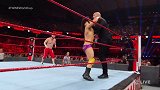 WWE-18年-RAW第1324期：科尔宾国际上绳赛恃强凌弱 不料遭遇神秘蒙面高手-精华