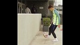 巴萨众将踢墙大挑战：蛋酥苦笑捂脸 阿尔巴急眼踢飞皮球