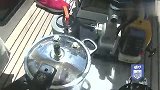 中国团队开帆船流落太平洋，钓鱼花样做着吃，把锅扔海里去洗锅