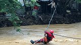广西突降暴雨村庄被洪水围成“孤岛” 消防员索道横渡救7旬老人