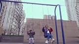 霍思燕和嗯哼一起荡秋千，嗯哼耍赖套路妈妈，秒被霍思燕看穿！