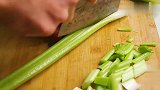 饭店的芹菜为啥那么好吃，原来是这样做的，很多大厨都这样做