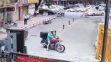红色宝马3系是油门当刹车踩了？