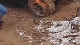 越野车陷入深坑，男子居然企图用火烧轮胎的方式自救！