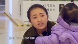 饺子真是“磨人的小妖精”，死缠烂打要妈妈抱，包文婧也很无奈！