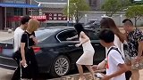 不要小瞧女司机的爆发力,一脚踹下去,路人都惊呆了