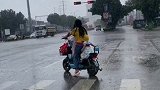 广西贺州：突然下雨，超人妈妈让娃钻进她衣服里面