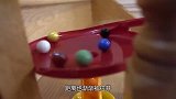 爆笑：牛人自制大型机关游戏，弹珠一个个扔下去，看着太好玩了！