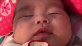 肉嘟嘟的小宝宝睡到一半闹觉，奶声奶气的哭声萌化了！