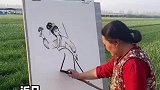 农民大妈用烧火棍作画，作品栩栩如生形神兼备