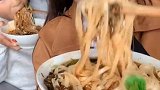 今天吃酸菜面条，这个酸菜是我婆婆自己做的，特别好吃