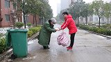 下雪天大妈在外面捡垃圾，小伙好心带她回家，去公司面试惊喜来了