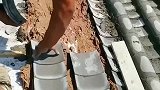 一天五百的工地师傅铺青瓦，有秩序的摆放！