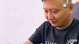 主人在公司加班，金毛跑去主人的公司，给主人送饺子，好感动