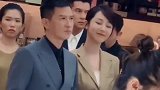 杨紫挽着父亲的胳膊，另一只手并摆了个POS，瞬间被她圈粉了！