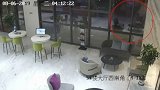 怒！江苏一女孩醉酒歇酒店大厅 男子开房未果竟扑上去