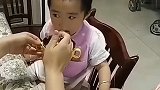 搞笑视频集锦：这才是妈妈给孩子喂饭的正确做法！