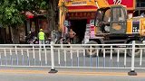 为了美化街道，路边的水泥阶梯都得拆掉