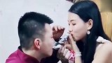 伴娘伴郎玩升级接纸游戏，真替伴娘感到担心，网友：忍住别笑！
