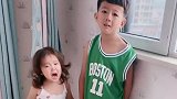相差四岁的兄妹俩吵架，妹妹恶人先告状，哥哥一个动作太暖心