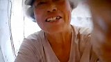辽宁丹东：破防！担心儿子看不清自己，74岁母亲登高擦摄像头