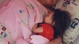 爸爸抱着小萝莉睡觉，看向小儿子时，总感觉儿子是捡来的
