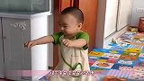 萌宝一岁了终于学会走路，接下来的萌表情，爸妈看了很欢喜！