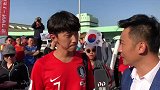韩国球迷热盼中韩齐进决赛 友好邻邦亲密互动