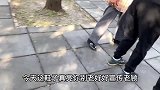 北京天坛69岁大爷，一身80年代西服佩戴翡翠戒指，派头十足