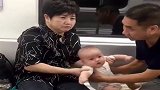 地铁上遇到一个小宝宝，实在太可爱了，好想借来盘一盘！
