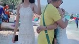 海边偶遇前男友，小姐姐这个动作解气