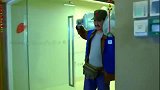 送水工来送水，女职员对他不客气，不料副总见了也得客客气气