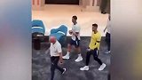 一名球迷跑到C罗身边准备自拍 被C罗推开