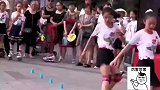 女孩表演花式轮滑，动作丝滑流畅