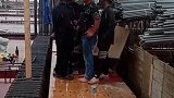 工地三大喜下雨停电来美女，但是面对现实，都希望后者能来