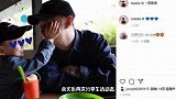 余文乐公开二胎喜讯后，再晒照和儿子穿亲子装互动，萌化众人