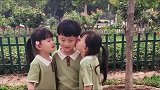 家有龙凤三胞胎兄妹，这幸福的哥哥从小就生活在蜜罐里，真幸福