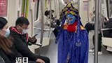 8岁孩子在地铁上表演变脸，乘客鼓掌叫好