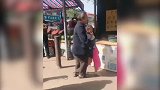 爷爷在儿童节呵斥孙女被当人贩子，路人看不下去直接将其按倒