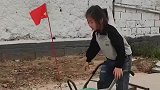 担心孙女玩平衡车摔倒，爷爷连夜做这个东西