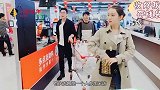 吉娜看电视，不料看到郎朗的魔性教学，吉娜举手点赞满眼崇拜